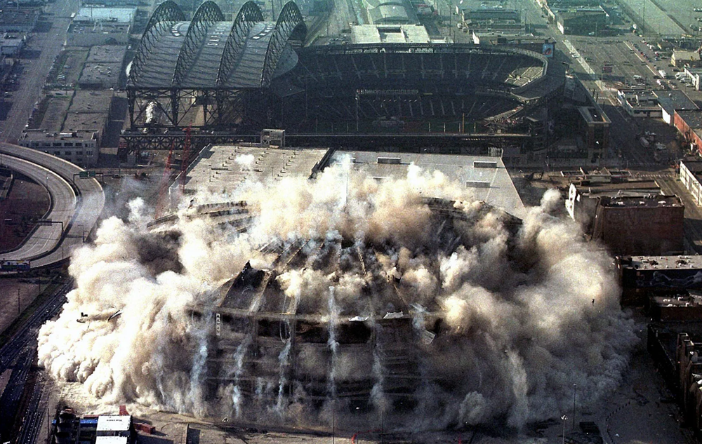 Phong tỏa khẩn cấp bán kính 300m, kích hoạt 2 tấn thuốc nổ đặt trong 5.800 lỗ khoan: Sân vận động khổng lồ đổ sập trong tích tắc - ảnh 2