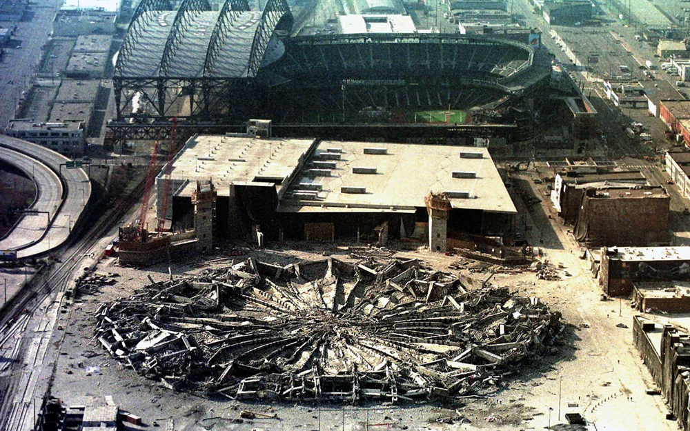 Phong tỏa khẩn cấp bán kính 300m, kích hoạt 2 tấn thuốc nổ đặt trong 5.800 lỗ khoan: Sân vận động khổng lồ đổ sập trong tích tắc - ảnh 3