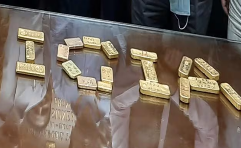 Thu giữ khẩn cấp hơn 15 cân vàng trị giá 22 tỷ đồng ngay tại sân bay - ảnh 1