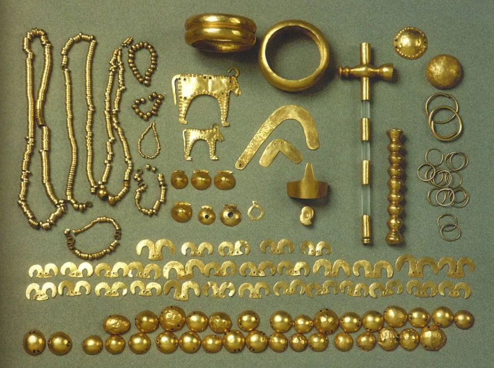 Phong tỏa khẩn cấp, thu giữ 6,5kg vàng do người lái máy xúc phát hiện - ảnh 2