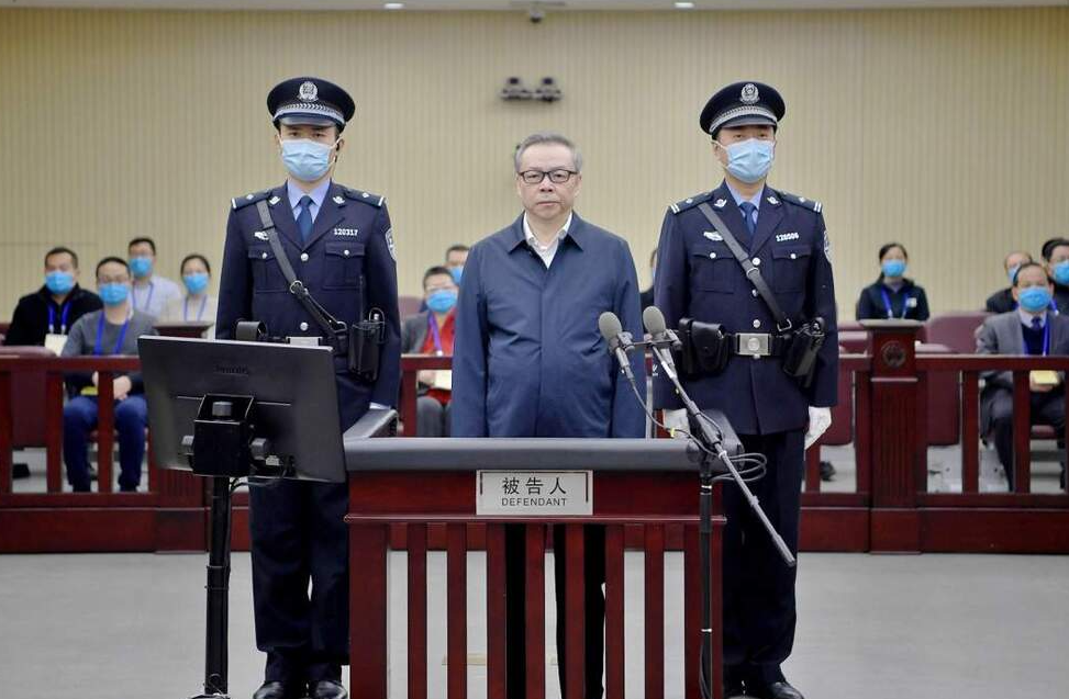 Tịch thu 3 tấn tiền mặt tại nhà riêng cựu 'sếp' tài chính, phát hiện 100 bất động sản tặng cho nhân tình  - ảnh 2