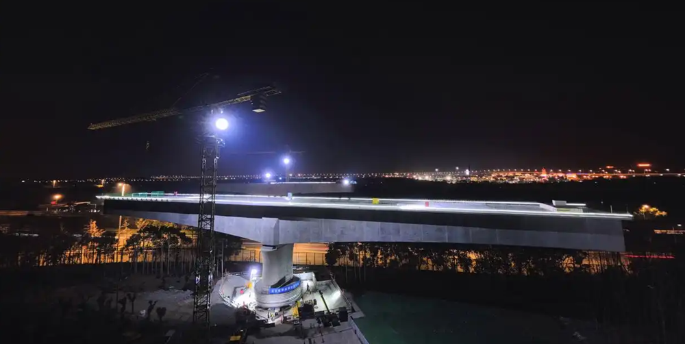 Xoay cầu 10.000 tấn bắc qua đường tàu đệm từ chỉ trong 1 tiếng, Trung Quốc khiến thế giới trầm trồ thán phục - ảnh 1