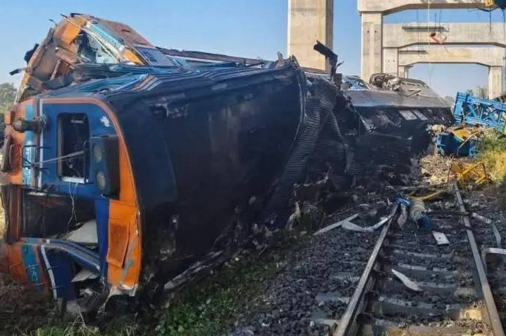 Hiện trường tai nạn thảm khốc: Tàu cao tốc đâm sầm vào cần cẩu khiến 22 người thiệt mạng, 79 nạn nhân bị thương - ảnh 1