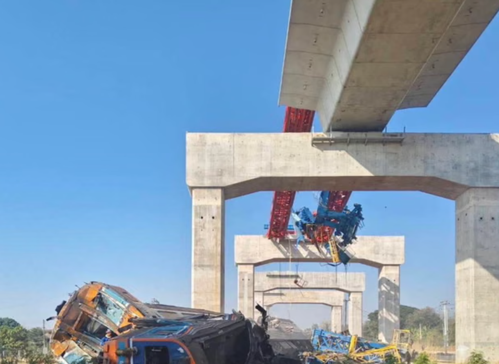 Tai nạn tại dự án đường sắt cao tốc 140.000 tỷ đồng do Trung Quốc hậu thuẫn: Cần cẩu sập cắt đôi toa tàu, 22 người thiệt mạng - ảnh 2