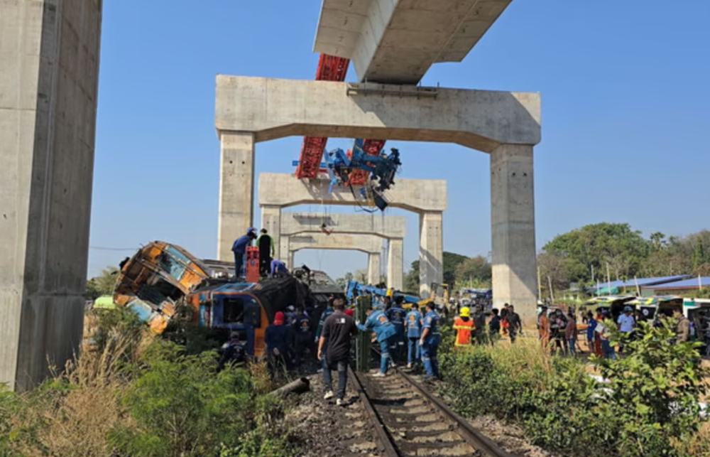 Tai nạn tại dự án đường sắt cao tốc 140.000 tỷ đồng do Trung Quốc hậu thuẫn: Cần cẩu sập cắt đôi toa tàu, 22 người thiệt mạng - ảnh 1