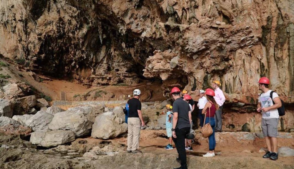 Phát hiện quan trọng làm thay đổi lịch sử trong hang đá bị niêm phong 40.000 năm - ảnh 3