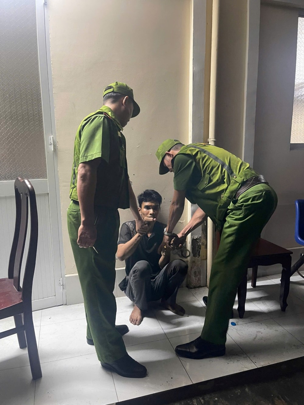 Khống chế, bắt khẩn cấp Nguyễn Văn Nhớ SN 1999 - ảnh 2