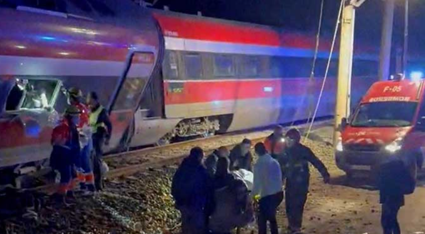 Tàu cao tốc trật bánh, hất văng tàu đối diện khỏi đường ray, toàn bộ hiện trường phong tỏa khẩn cấp: Ít nhất 21 người thiệt mạng, 15 người nguy kịch  - ảnh 3