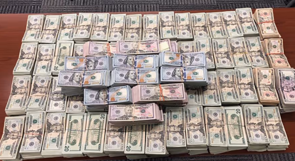 Khám xét khẩn cấp chiếc ô tô Nissan trên cầu, tịch thu đống tiền mặt trị giá 26 tỷ đồng của nữ tài xế  - ảnh 1