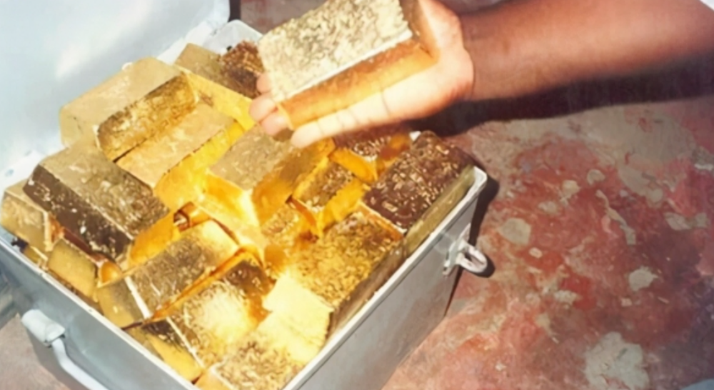 Bàn giao hòm vàng trị giá 75 tỷ đồng do nông dân phát hiện khi nhổ cỏ - ảnh 2