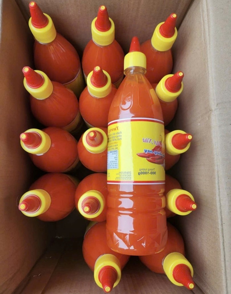 Thu giữ toàn bộ 2.392 chai tương ớt, khởi tố Giám đốc Nguyễn Minh Quang sinh năm 1992 - ảnh 2