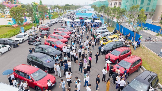 VinFast bàn giao lô xe Limo Green đầu tiên cho khách hàng