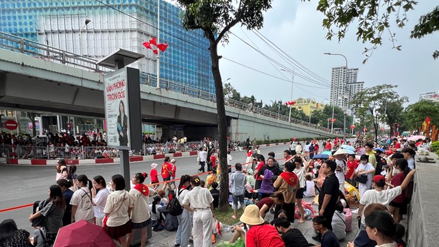 Hà Nội: Người dân đội nắng mưa háo hức chờ xem tổng hợp luyện diễu binh lần 2 