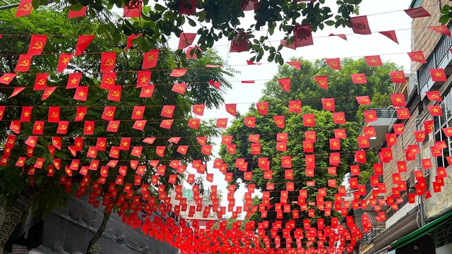 Có được nhận hộ tiền quà tặng dịp 2/9/2025 cho các thành viên trong gia đình?