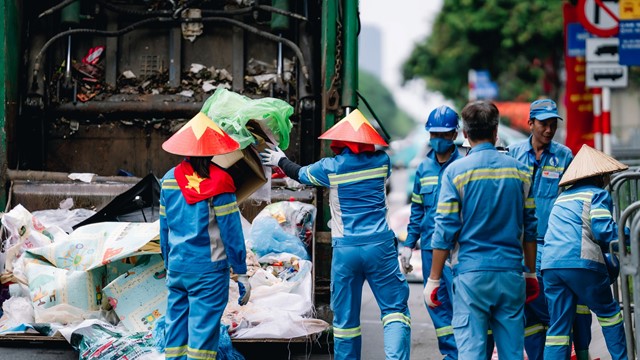 Những "người hùng thầm lặng" giữ phố phường Hà Nội xanh – sạch – đẹp trong ngày Quốc khánh