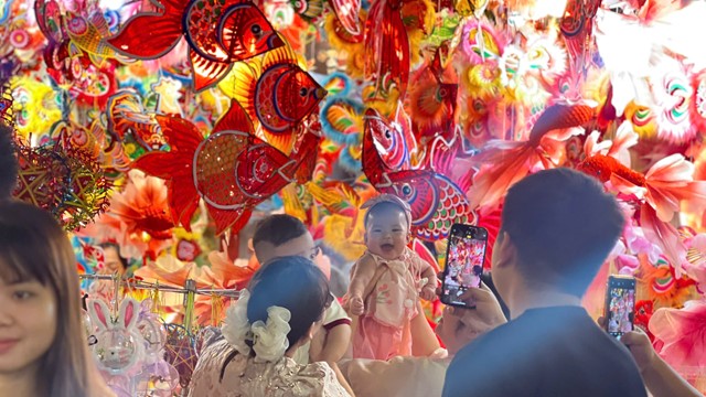 Phố Hàng Mã lên đèn sớm, hút giới trẻ Hà Nội săn ảnh Trung thu