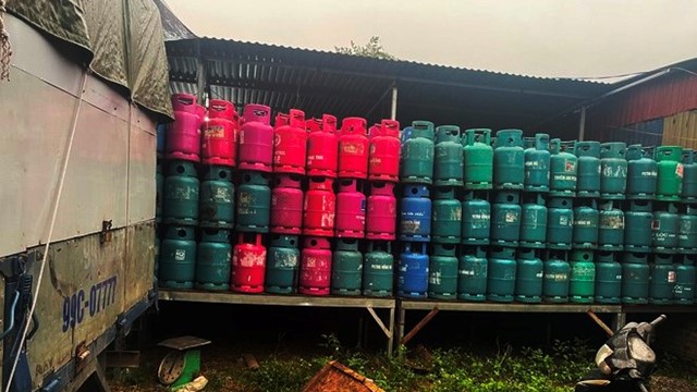 Kho hàng khủng chứa hơn 1.000 bình kim loại nghi san chiết gas trái phép