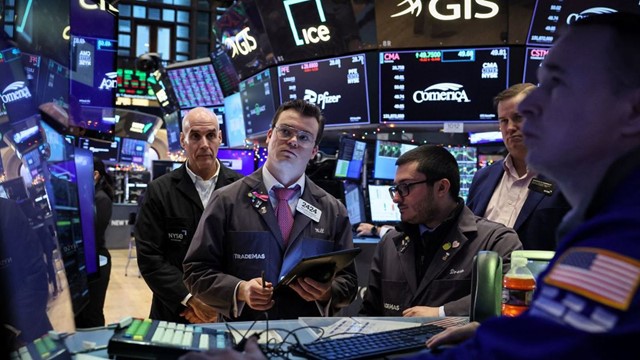 Chứng khoán Mỹ “hồi sinh” sau phiên bán tháo, Dow Jones vọt hơn 300 điểm