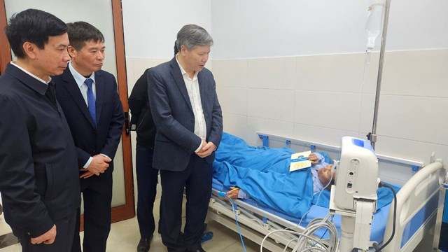 Lãnh đạo BHXH Việt Nam thăm, tặng quà bệnh nhân bảo hiểm y tế dịp Tết