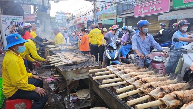Phố cá lóc nướng ở TP Hồ Chí Minh tấp nập ngày vía Thần Tài