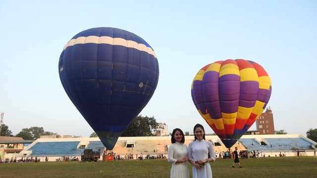 Thị xã duy nhất Việt Nam từng lên thành phố rồi lại xuống thị xã vừa khai trương tour ngắm cảnh trên khinh khí cầu 