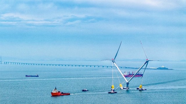  Giàn turbine gió 15.000 tấn mạnh nhất thế giới quật cường trong siêu bão Yagi, có thể sản xuất điện cả khi sóng dâng cao 30m