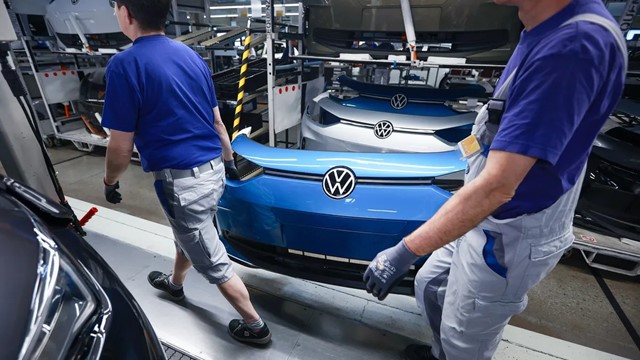 'Gã khổng lồ' Volkswagen chìm trong khủng hoảng: 15.000 nhân viên sắp mất việc, nhà máy đối mặt nguy cơ đóng cửa