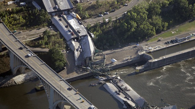 Sập cầu cao tốc 8 làn xe ngay giữa giờ cao điểm: Cắt đứt trục giao thông huyết mạch, chính phủ tuyên bố là ‘thảm họa liên bang’ 