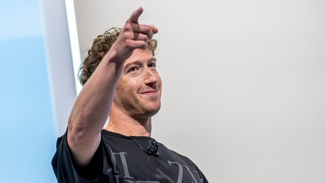 Tài sản tăng vọt 78 tỷ USD, tỷ phú Mark Zuckerberg vượt Jeff Bezos trở thành người giàu thứ 2 thế giới