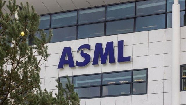 ASML mất 60 tỷ USD sau khi cổ phiếu lao dốc mạnh nhất 26 năm, mất ngôi tập đoàn công nghệ lớn nhất châu Âu