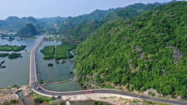 Tuyến đường ‘hoa’ trị giá nghìn tỷ chỉ dài 20km nhưng xuyên qua cả núi, rừng và biển, dẫn thẳng tới ‘viên ngọc xanh’ miền Bắc