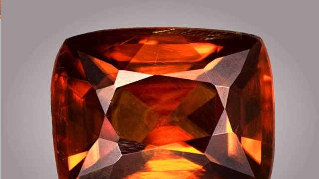 Viên đá quý hiếm nhất thế giới được làm từ loại khoáng chất màu đỏ cam trong suốt