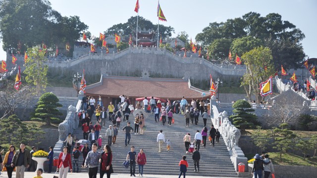 Ngôi đền tọa lạc trên đồi hướng ra vịnh biển nổi tiếng thế giới của Việt Nam: Lưu giữ 34 pho tượng quý, được xếp hạng Di tích quốc gia đặc biệt