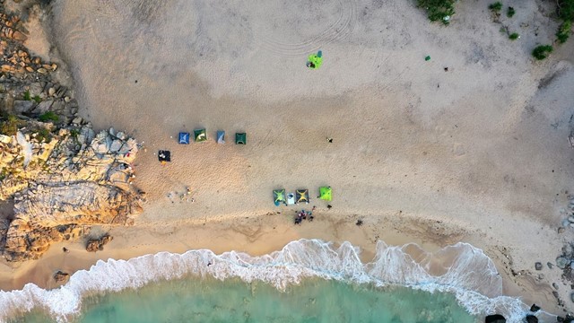 Bãi biển được ví như ‘viên ngọc thô’ của Ninh Thuận, chỉ cách Phan Rang - Tháp Chàm 35km