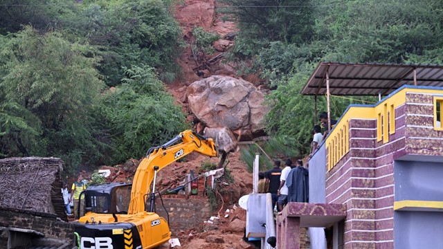 Lở đất nghiêm trọng nhấn chìm một ngôi nhà khiến 7 người thiệt mạng, trong đó có 5 trẻ em: Điều động khẩn cấp gần 40 lính cứu hộ đến hiện trường để tìm kiếm các nạn nhân 