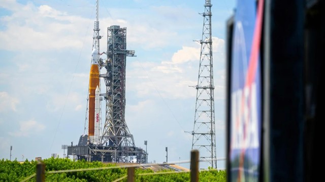 NASA tiếp tục hoãn sứ mệnh đưa người lên Mặt Trăng 