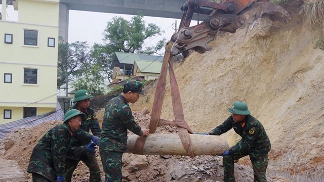 Phát hiện quả bom nặng hơn 200kg khi đào móng nhà: Hiện trường được phong tỏa, điều động lực lượng công binh đến khảo sát, di dời thành công quả bom về vị trí hủy nổ 