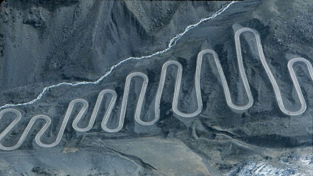 Con đèo nằm trên độ cao 3.200m, đi xuyên dãy núi dài nhất thế giới 