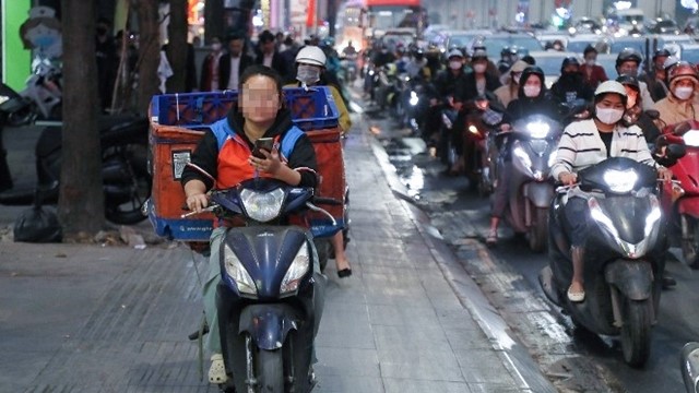 Trường hợp đi xe máy lên vỉa hè mà không bị phạt 6 triệu đồng