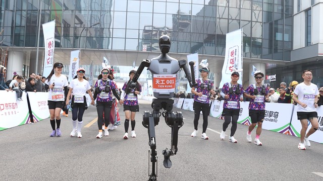 Sự kiện chưa từng có: Người và robot cùng thi chạy marathon tại Trung Quốc 