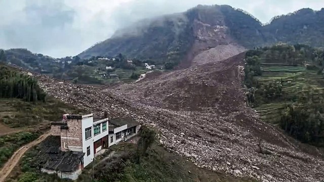 Lở đất kinh hoàng tách đôi cả ngôi làng chỉ trong 58 giây: 100.000m3 đất đá từ trên cao ập xuống, hàng chục người mất tích