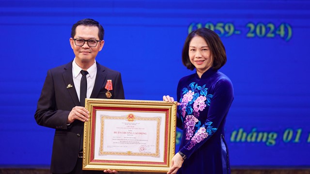 'Đại gia chân đất’ là NSND gạo cội của hài kịch đất Bắc, nay đảm nhiệm vai trò Giám đốc Nhà hát Kịch Hà Nội: 46 tuổi cưới vợ xinh đẹp kém 19 tuổi, đời tư kín tiếng sau 6 năm kết hôn