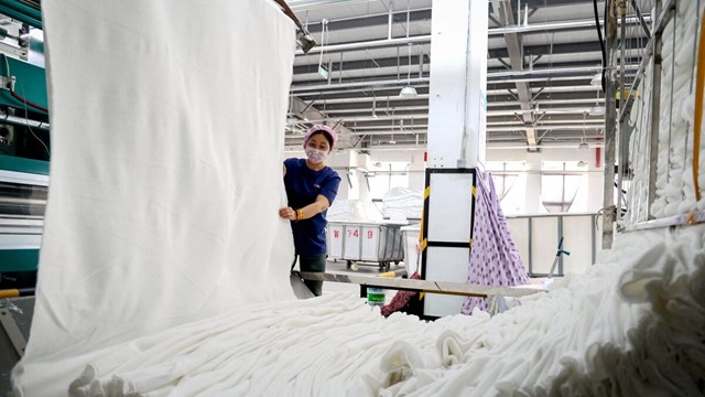 Nền kinh tế lớn thứ 2 thế giới lung lay: Doanh nghiệp lao đao vì thuế Mỹ, xuất khẩu ‘bốc hơi’ 60%