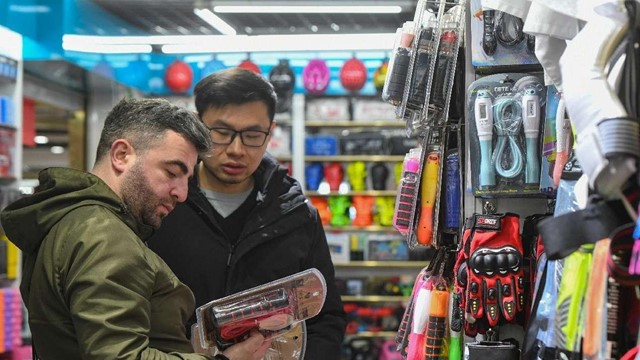 Thuế nhập khẩu tăng vọt, dân Mỹ bay hẳn sang Trung Quốc để săn hàng giá rẻ 