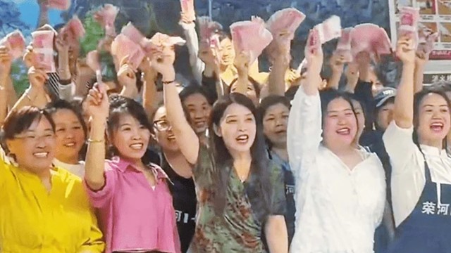 Kiếm đậm nhờ đầu tư vàng, ông chủ siêu thị ‘lì xì’ nhân viên hơn 32 tỷ đồng, cho nghỉ phép toàn hệ thống