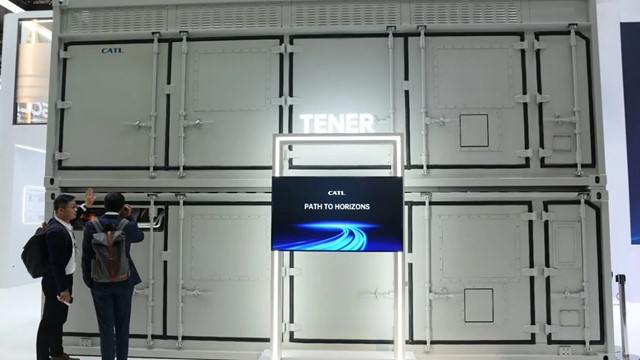 Đối tác VinFast trình làng công nghệ pin chưa từng có: Dung lượng khủng 9MWh, có thể sạc 150 xe điện, chịu được bão cấp 5 lẫn động đất cấp 9