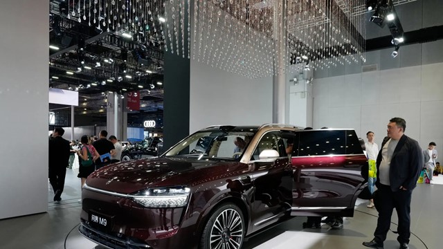 Đánh bại BMW, đối tác của Huawei bất ngờ trở thành thương hiệu xe sang bán chạy nhất thị trường tỷ dân 