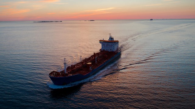 Tàu phương Tây đổ xô trở lại thị trường dầu Nga, chuyện gì đang xảy ra? 