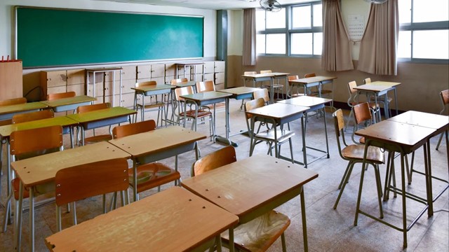 Chấn động: Học sinh đánh giáo viên 50 tuổi gãy xương sườn ngay trong lớp vì không thích cách giảng bài