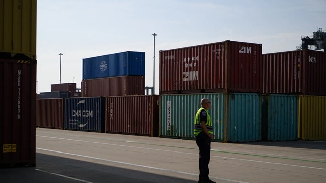 Thâm hụt thương mại Mỹ giảm kỷ lục nhờ thuế quan của ông Trump